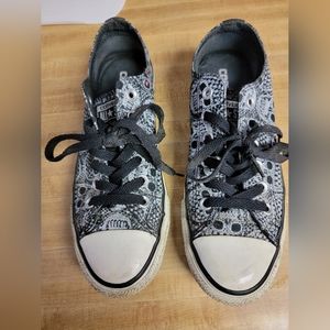Black skull Chuck Taylor Converse women's size 7